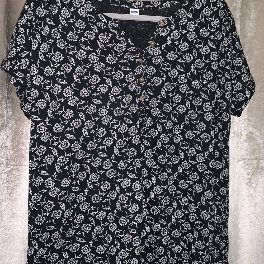Old Navy Women’s Short Sleeve Blouse in black with white flowers size Large